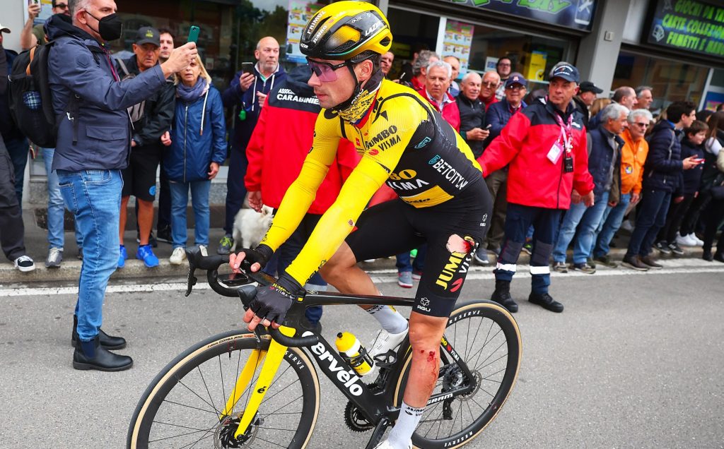 Koen Bouwman over valpartij Primoz Roglic: “Echt wel hard gevallen op heup”