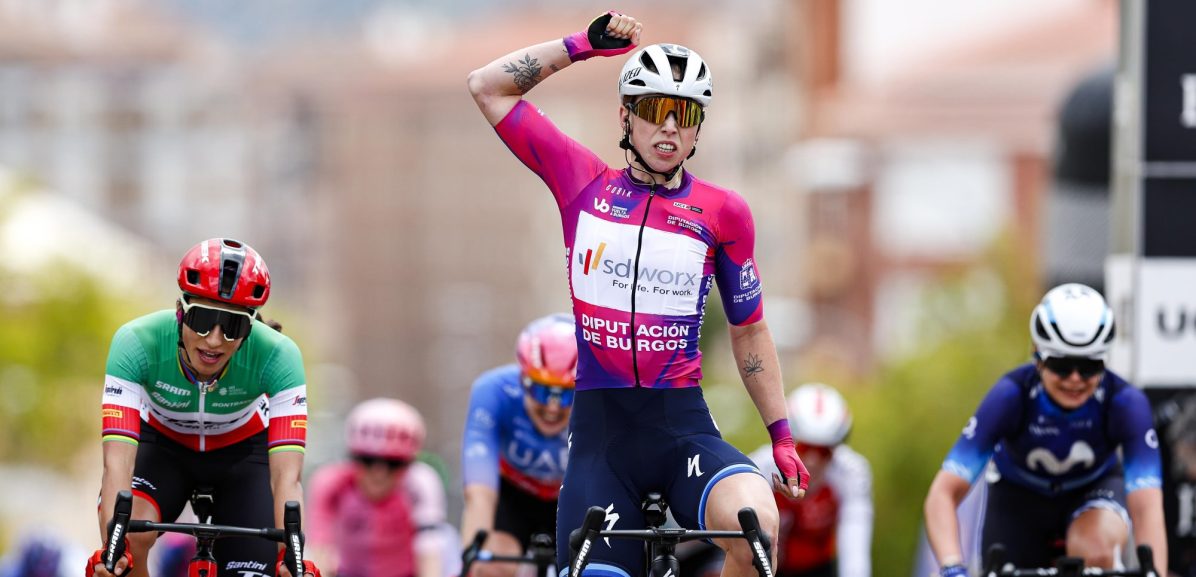 Wiebes overvleugelt vluchters in slotmeters en wint weer in Vuelta a Burgos Feminas