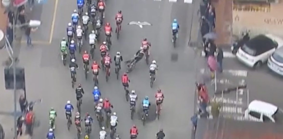 Steven de Jongh wijst ook naar Evenepoel na touché met Kirsch: “Had voor zich moeten kijken”