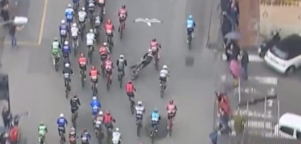 Steven de Jongh wijst ook naar Evenepoel na touché met Kirsch: “Had voor zich moeten kijken”