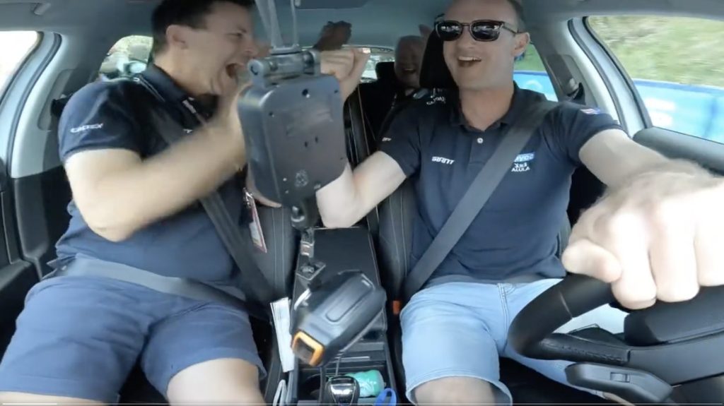 Mooie beelden: intense vreugde bij Jayco AlUla en Filippo Zana na zege in Giro d’Italia