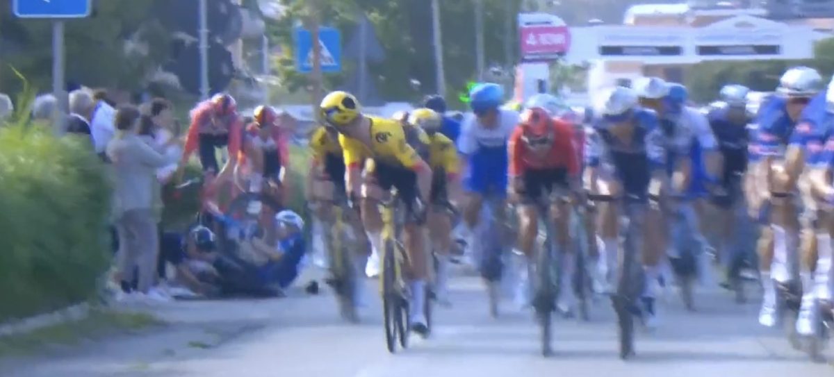Giro 2023: Dit was etappe 2 naar San Salvo – Italiaanse zege in door valpartij geteisterde finale