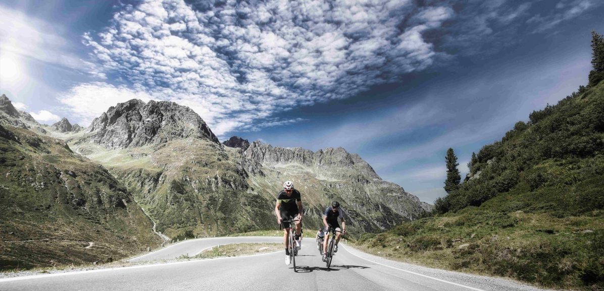 Koersen door de Oostenrijkse Alpen tijdens de Arlberg Giro 2023