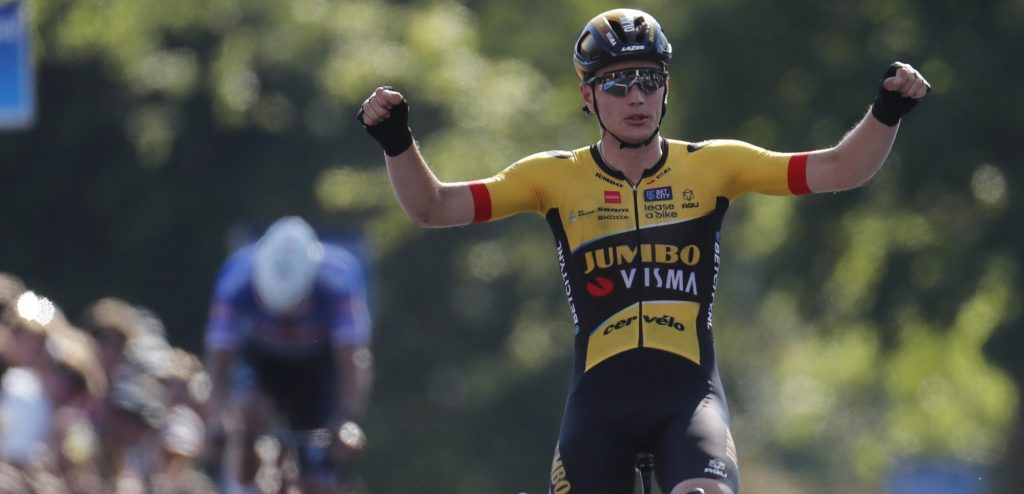 Olav Kooij wint openingsrit Tour of Britain na lead-out Wout van Aert