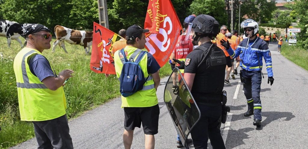 Demonstratie zorgt even voor commotie tijdens derde rit Critérium du Dauphiné
