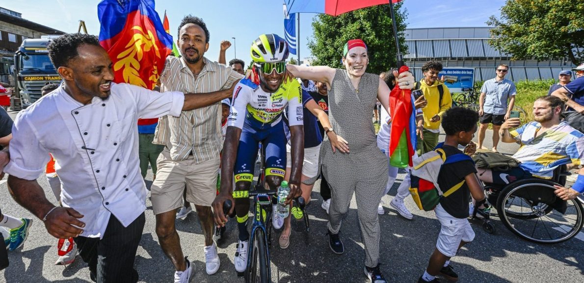 Zien: Eritrese wielerfans gaan volledig uit hun dak na zege wielerheld Girmay
