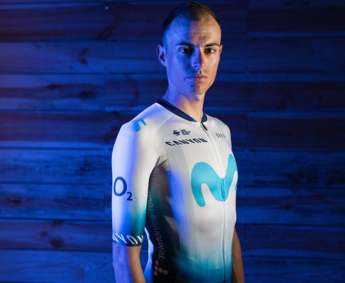 Van blauw naar wit: Movistar rijdt met speciaal ‘Iceberg’-tenue in Tour de France