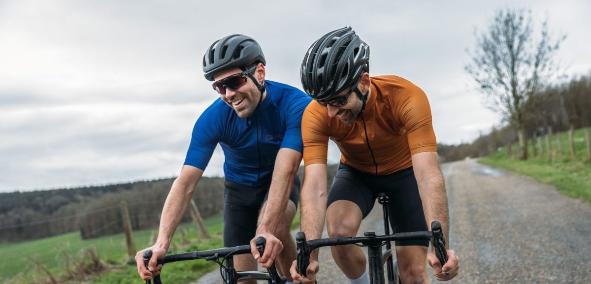 Tom Leezer en Tom Dumoulin zoeken oude wielershirts