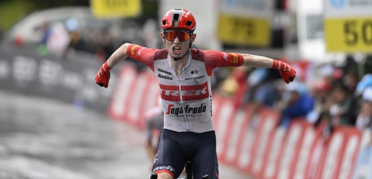 Evenepoel komt zichzelf tegen in bergrit Ronde van Zwitserland, Skjelmose wint