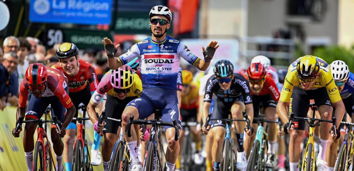 Julian Alaphilippe is terug! Fransman sprint naar zege in Critérium du Dauphiné