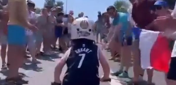 Klimgenen! Driejarig zoontje Romain Bardet danst omhoog op de Puy de Dôme