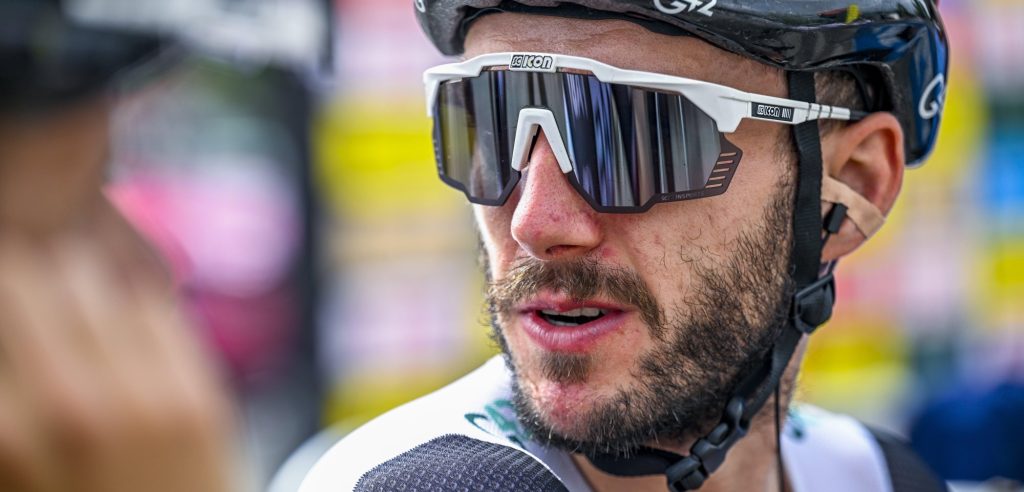Adam Yates grijpt gele trui na broedertwist: “Mocht ervoor gaan van Tadej Pogacar”