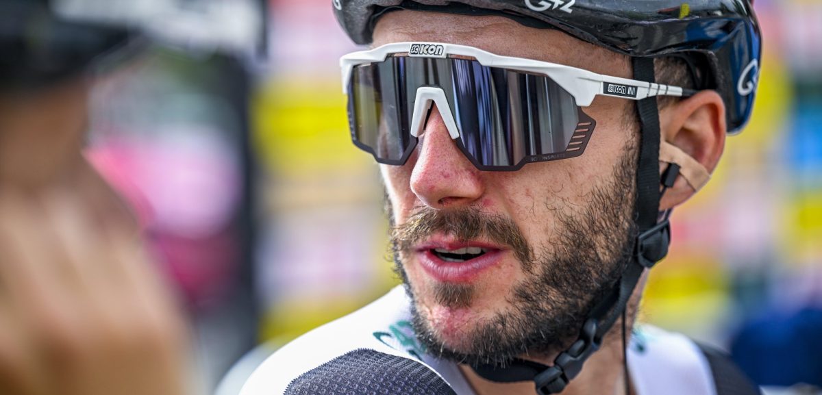 Adam Yates grijpt gele trui na broedertwist: “Mocht ervoor gaan van Tadej Pogacar”
