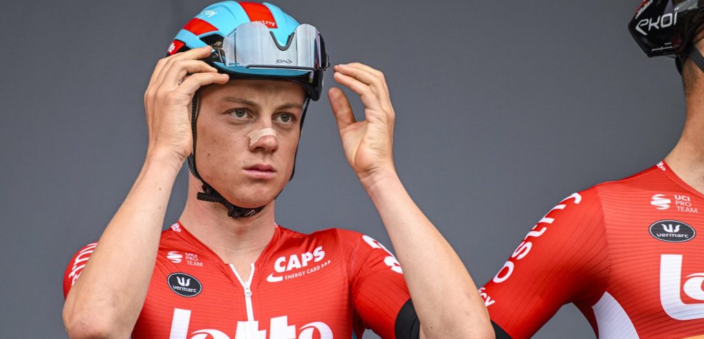 Opvallend: Maxim Van Gils deelt slag uit in Japan Cup Criterium