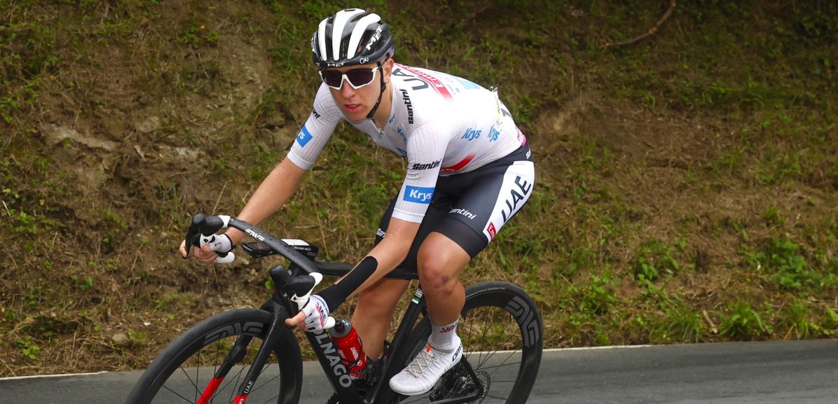 Tadej Pogacar imiteert boze, met bidon smijtende Wout van Aert: “Like a child!”