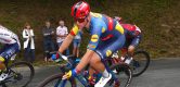 Mads Pedersen wint sprint der krachtpatsers: “Ik was heel dichtbij om weer te gaan zitten”