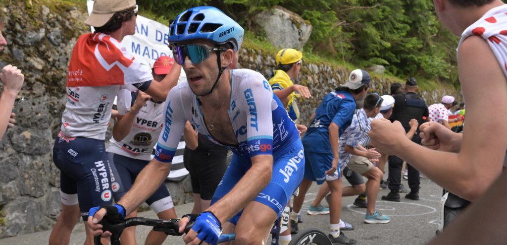 Gevallen Simon Yates heeft last van heup: “Niet ideaal, maar zal mijn best doen”