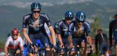 Team dsm-firmenich achtervolgd door pech in tijdrit Tour: “Renners te laat door oponthoud paddock”