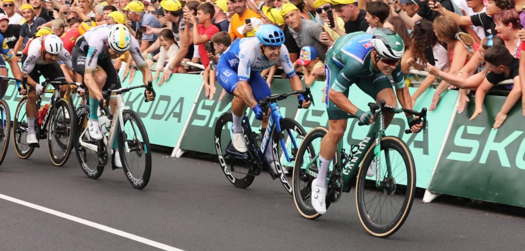 Dylan Groenewegen heel dicht bij ritwinst: “Ik ben hier echt goed ziek van”