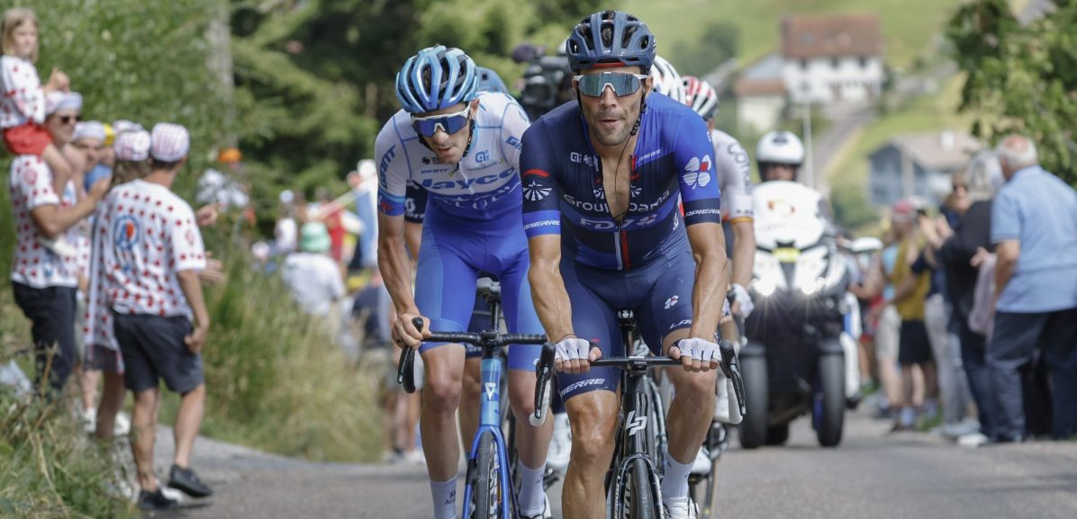 Tour 2023: Kippenvel! Fans schreeuwen solerende Pinot omhoog op Petit Ballon