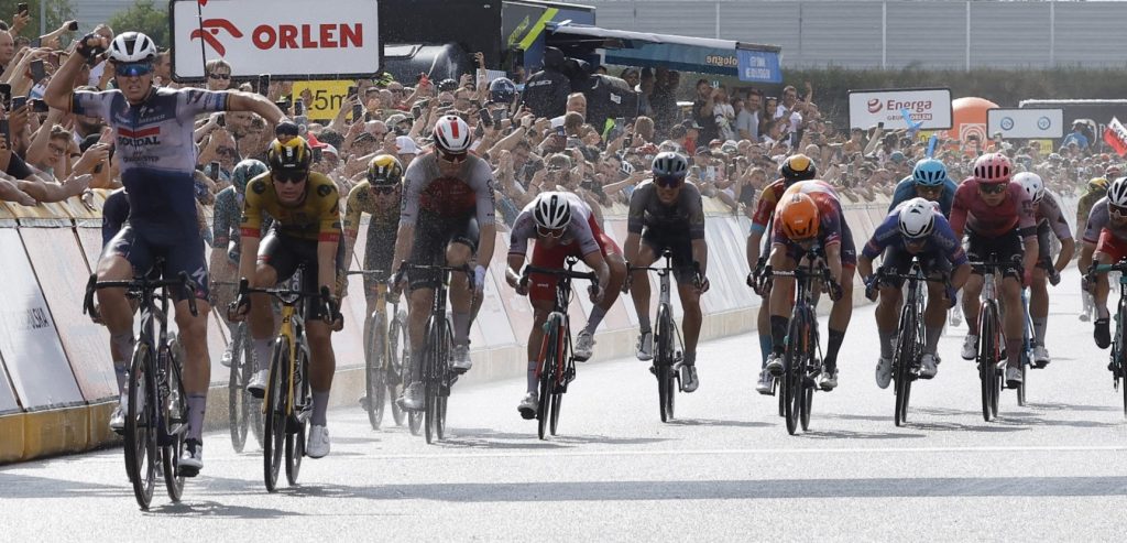 Tim Merlier na spekgladde sprint in Polen: “Moest skills van de veldrijder bovenhalen”