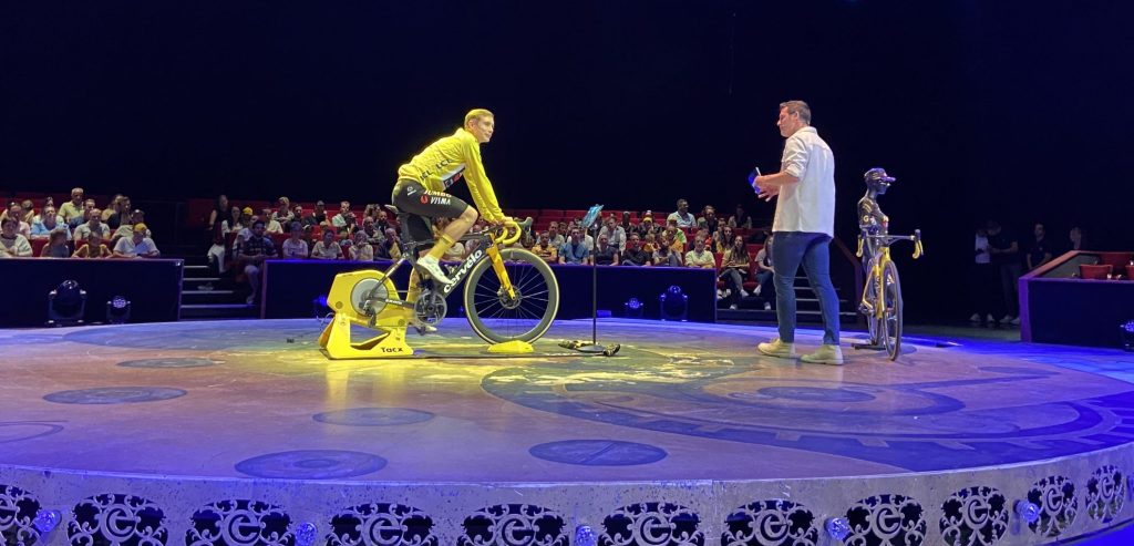 Zelfs in de Efteling werkt Jonas Vingegaard aan zijn Vuelta-voorbereiding