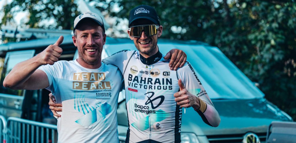 Tour 2023: Zien! Wout Poels geeft in laatste meters highfive aan beste vriend