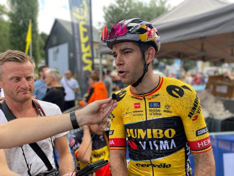 Klasse te sterk: Wout van Aert wint met negen minuten voorsprong zijn eerste gravelwedstrijd