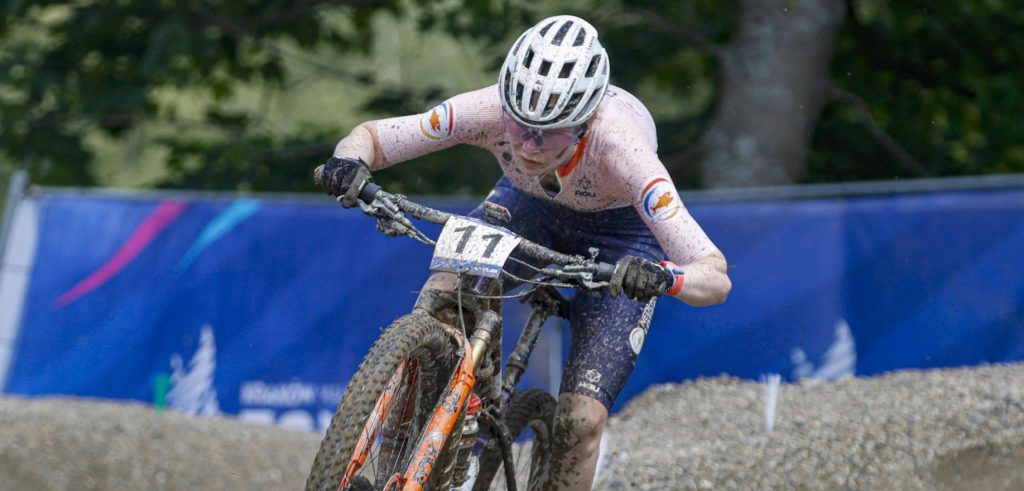 Puck Pieterse vijfde in Wereldbeker Shorttrack in Nové Mĕsto na heuse inhaalrace, Tom Pidcock zevende bij rentree