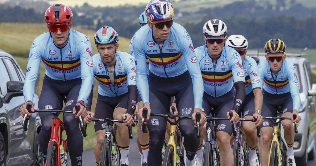 Wout van Aert verrast voor start WK: “Maak een goede kans, maar hoor niet bij de favorieten”