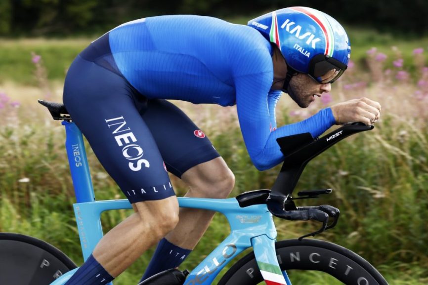 Vermoeide Filippo Ganna moet genoegen nemen met zilver: “Evenepoel fietst in andere wereld”