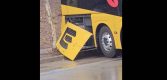 Vuelta 2023: Ploegbus Jumbo-Visma gehavend na botsing met boom