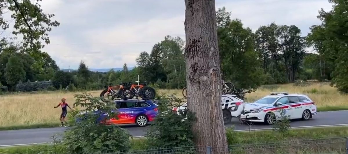 Ai! Kettingbotsing van volgwagens in de Ronde van Polen