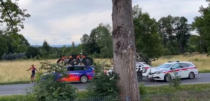 Ai! Kettingbotsing van volgwagens in de Ronde van Polen