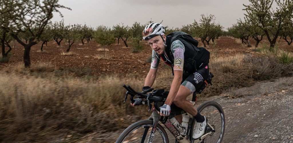 Oud-prof Rob Britton wint in recordtijd Spaanse ultralange gravelkoers Badlands