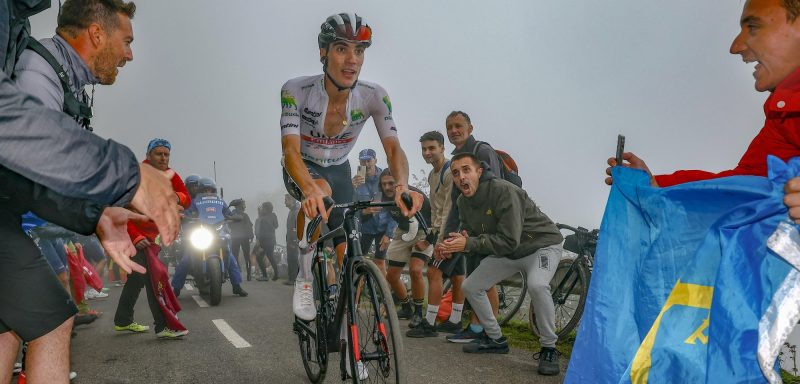Juan Ayuso moest diep gaan op ‘eindeloze’ Angliru: “Er is daar geen plaats voor herstel”