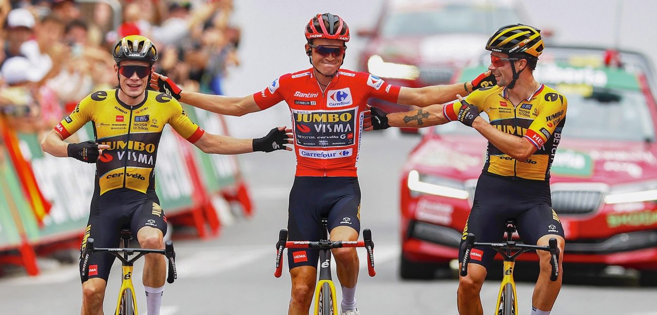 Wat een beeld! Ploegmaats Vingegaard en Roglic arm in arm met eindwinnaar Kuss over de finish