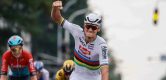 Mathieu van der Poel wint met SUPER 8 Classic eerste wedstrijd in regenboogtrui