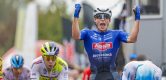 Jasper Philipsen is Olav Kooij en Dylan Groenewegen te snel af in Gooikse Pijl