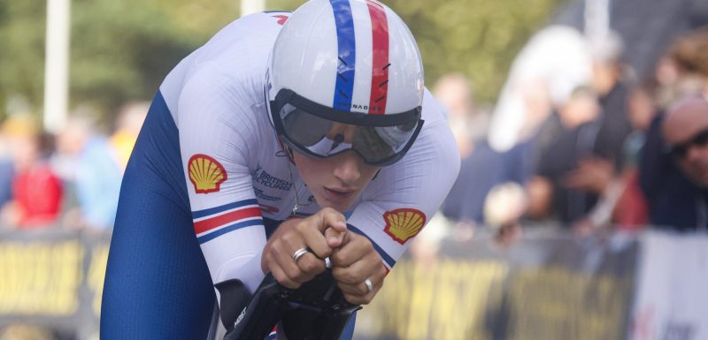 EK 2023: Toptalent Joshua Tarling overklast Bissegger en Van Aert op EK tijdrijden in Emmen