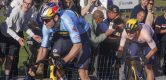 Wout van Aert strandt in het wiel van Christophe Laporte: “Dacht even dat ik ‘m zou pakken”