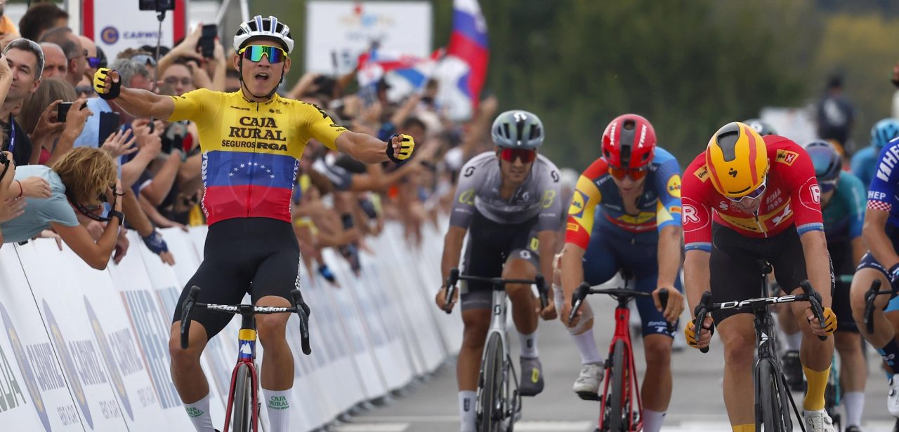 Orluis Aular klopt Alexander Kristoff en slaat dubbelslag in CRO Race