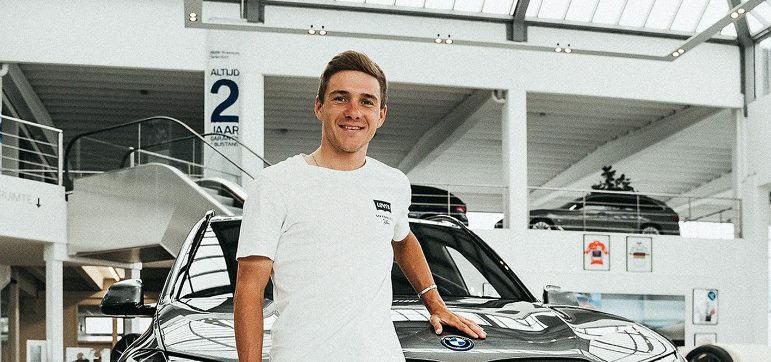 Remco Evenepoel poseert met zijn gloednieuwe auto: “Vertrekken met een grote glimlach”