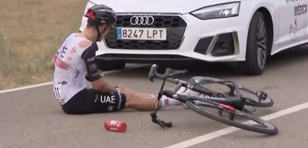 Vuelta 2023: Juan Ayuso kampt met rugklachten na valpartij