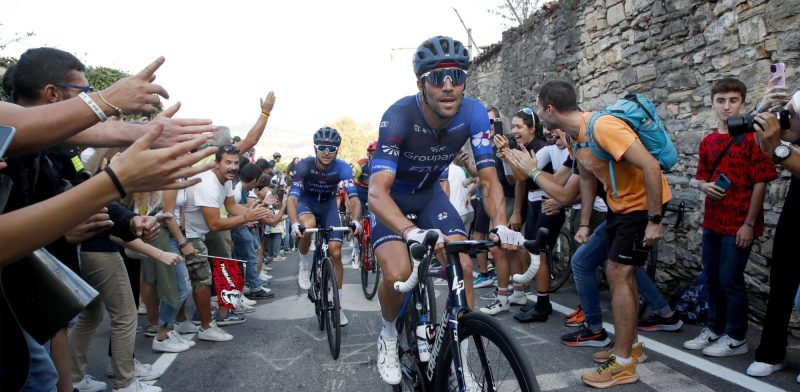 Kippenvel! Thibaut Pinot krijgt groots afscheid in Ronde van Lombardije