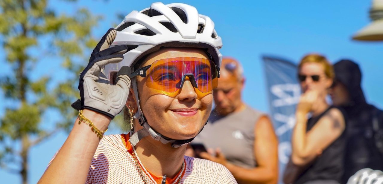 Daan van Sintmaartensdijk en Tessa Neefjes aan het feest op NK Beachrace