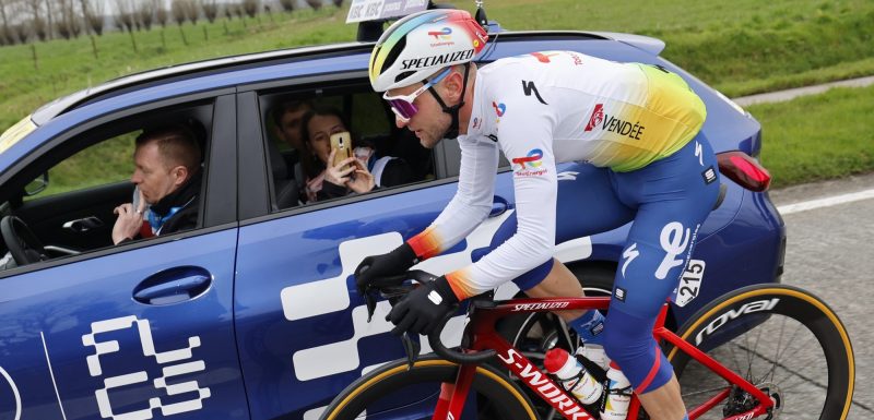 Sandy Dujardin zegeviert in het veld: TotalEnergies-renner primus in eerste manche Coupe de France