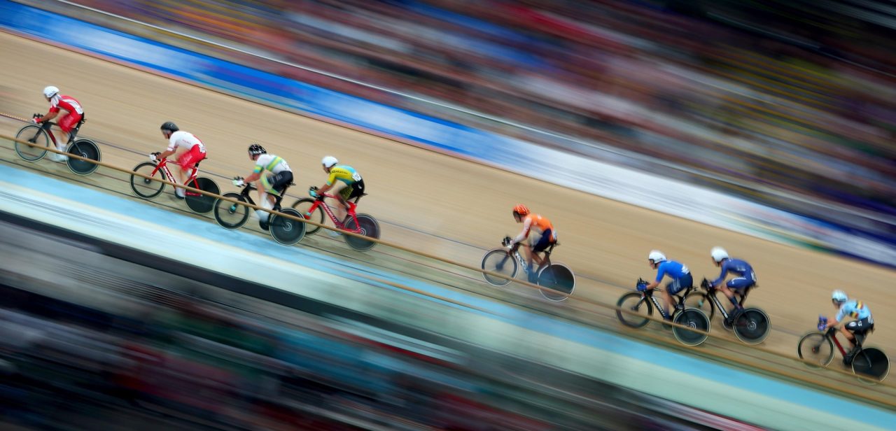 Gigantische val in UCI Track Champions League: halve peloton gaat onderuit in afvalkoers