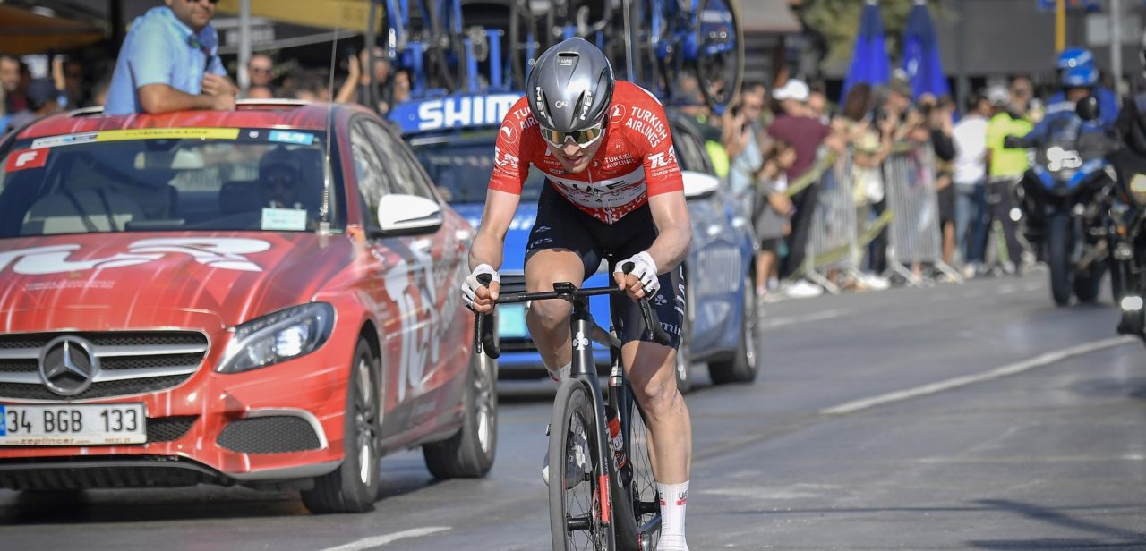Veerkrachtige Jay Vine blijft peloton nipt voor in Ronde van Turkije, Cees Bol derde