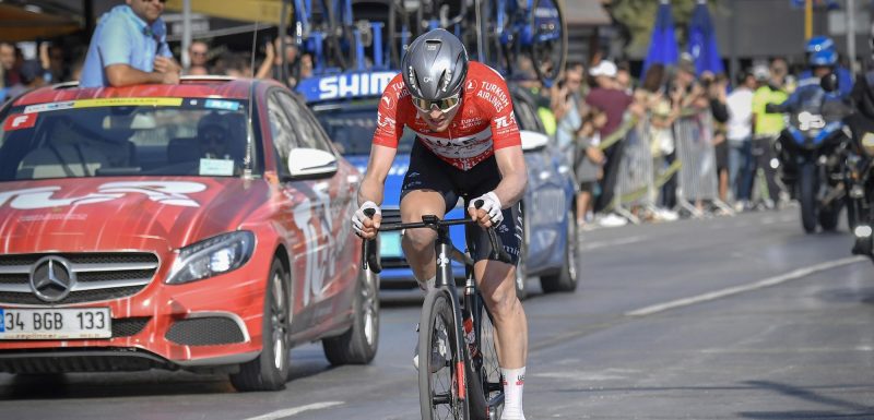 Veerkrachtige Jay Vine blijft peloton nipt voor in Ronde van Turkije, Cees Bol derde